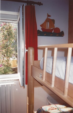 2 bedrooms, iron/ironing board, WiFi
