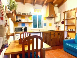 Refrigerador, microondas, placa de cocina, cafetera/tetera