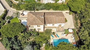 An aerial view of a villa with a swimming pool, surrounded by greenery and located 500m from sandy beaches. - Air-conditioned villa, sea view and only 500m walk to sandy beach and San Peire! (Roquebrune-sur-Argens)