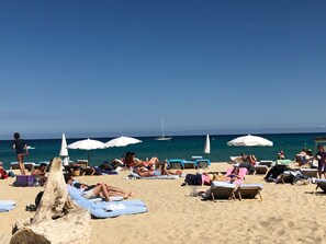 On the beach, sun-loungers - Air-conditioned villa, sea view and only 500m walk to sandy beach and San Peire! (Roquebrune-sur-Argens)