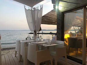 Outdoor dining - Air-conditioned villa, sea view and only 500m walk to sandy beach and San Peire! (Roquebrune-sur-Argens)