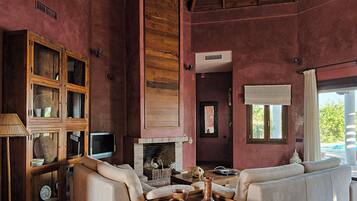 Televisie, een open haard en een stereo