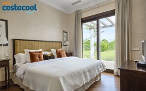 5 bedrooms, iron/ironing board, travel cot, free WiFi - Detached luxury villa with private pool on golf course (Benalup-Casas Vieja)