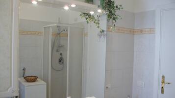 Doccia, asciugacapelli, bidet, asciugamani