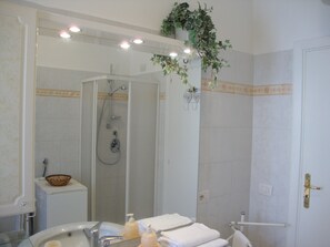 Doccia, asciugacapelli, bidet, asciugamani