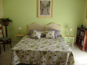 2 bedrooms, iron/ironing board, Internet, bed sheets