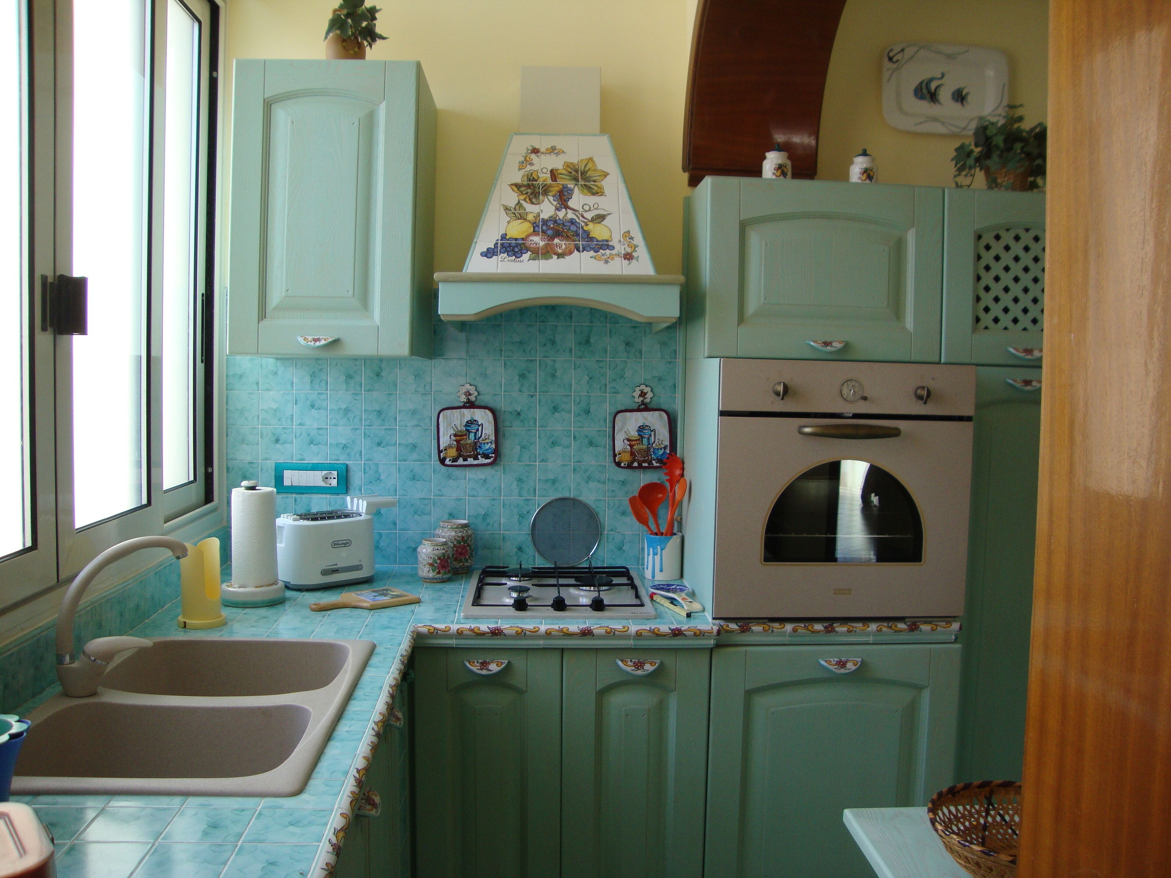 Kühlschrank, Ofen, Herdplatte, Wasserkocher mit Kaffee-/Teezubehör