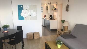 Tv, dvd-afspiller, bøger, stereoanlæg