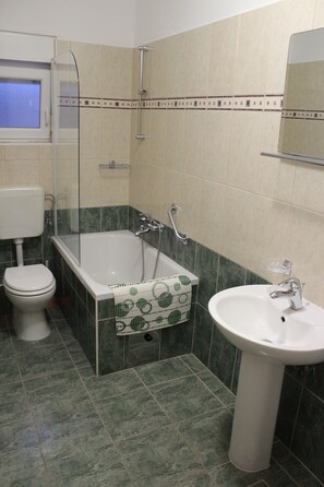Combined shower/tub, hair dryer, bidet, towels - 4* Apt, Fab Views, Pool, Paddleboard, Bikes, Beach & Trogir Diving Centre 300m. (Okrug Gornji)