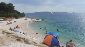 Beach nearby - 4* Apt, Fab Views, Pool, Paddleboard, Bikes, Beach & Trogir Diving Centre 300m. (Okrug Gornji)
