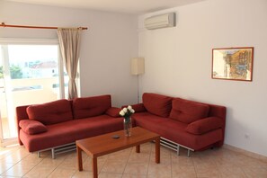 TV, DVD player, books, music library - 4* Apt, Fab Views, Pool, Paddleboard, Bikes, Beach & Trogir Diving Centre 300m. (Okrug Gornji)