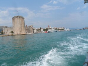 Beach nearby - 4* Apt, Fab Views, Pool, Paddleboard, Bikes, Beach & Trogir Diving Centre 300m. (Okrug Gornji)