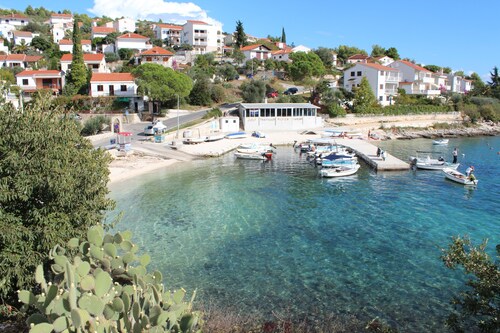 4* Apt, Fab Views, Pool, Paddleboard, Bikes, Beach & Trogir Diving Centre 300m.