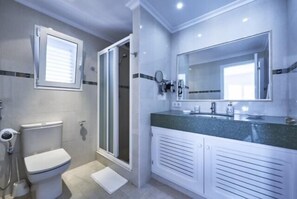 Douche, séchoir à cheveux, serviettes fournies