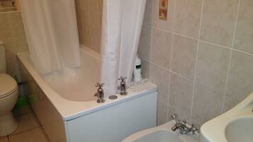Haartrockner, Bidet, Handtücher, Seife