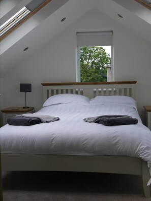 4 chambres, fer et planche à repasser, lit de bébé portatif