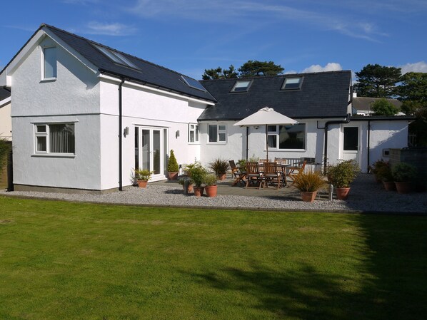Exterior - Spacious and modern family holiday home (Benllech)