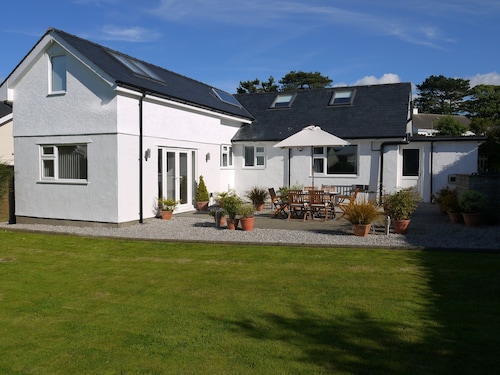 Spacious and modern family holiday home