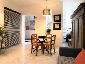 Interior - When in Rome, do as the Romans do.
In the earth of Trastevere (Roma)