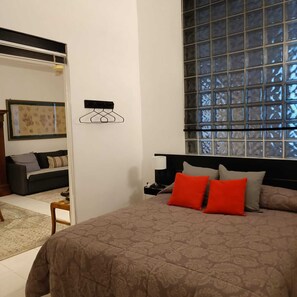 2 bedrooms, desk, iron/ironing board, free WiFi - When in Rome, do as the Romans do.
In the earth of Trastevere (Roma)