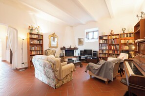 TV, fireplace, DVD player, books