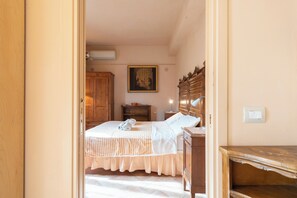4 quartos, ferros/tábuas de passar roupa, berço de viagem