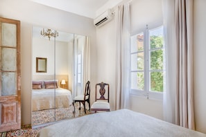 9 habitaciones, tabla de planchar con plancha y cuna de viaje