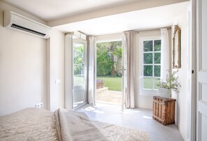 9 habitaciones, tabla de planchar con plancha y cuna de viaje 