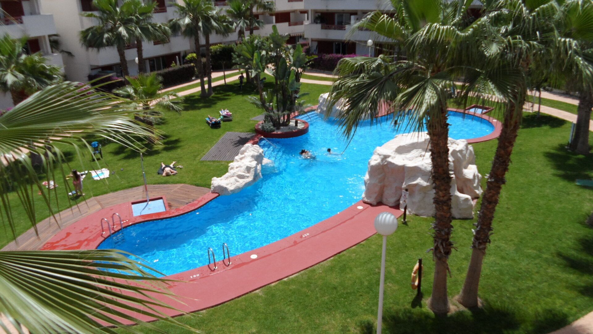 Lovely sunny well equipped 2 bedroom apartment overlooking pool, wi fi included