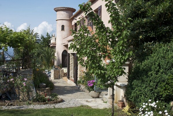 المنطقة المحيطة بالمنشأة