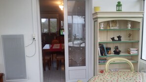A room with a dining area, a bookshelf, and a window. - SPACIOUS RENTAL FOR 10/12 PERS: 2 EQUIPPED KITCHENS; GARDEN CLOS AND VERANDA (Primelin)