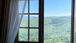 A window with a view of a green landscape. - Tipical Country Side house whith nice landscapes and pool (Fafe)