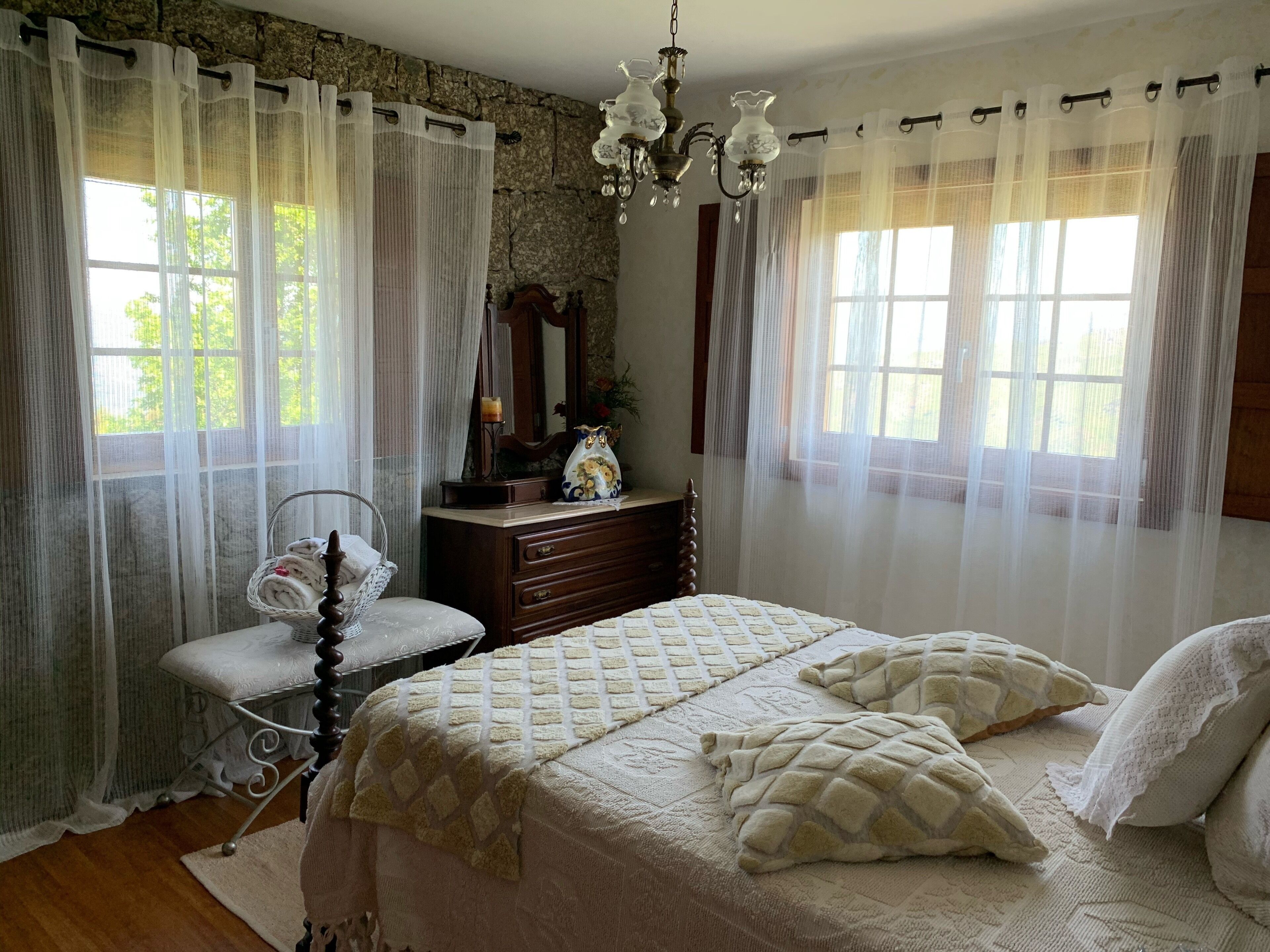 3 bedrooms, iron/ironing board, WiFi, bed sheets