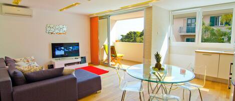 Télévision, lecteur de DVD, chaîne hi-fi