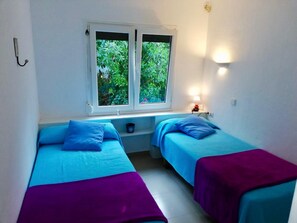 2 habitaciones, tabla de planchar con plancha, cuna de viaje y internet 