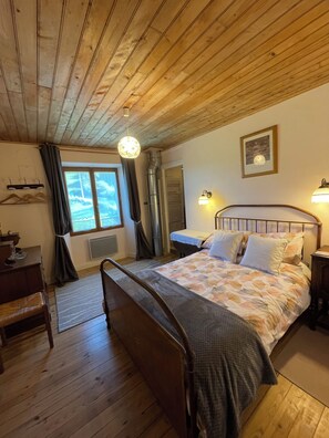 4 bedrooms, iron/ironing board, travel crib, free WiFi - Quiet location with great views. Games room. Patio, large garden. (Compains)