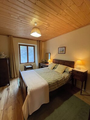 4 habitaciones, tabla de planchar con plancha y cuna de viaje 