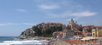 Stort och ljust hus med utsikt över en typisk ligurisk dal. (008 047-LT-0014)