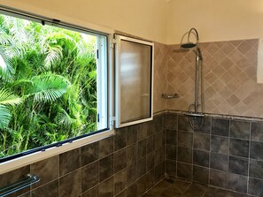 Ducha, secador de pelo, toallas, papel higiénico