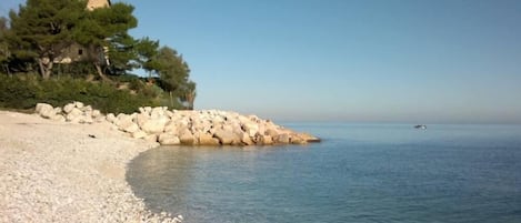 Plage, chaises longues