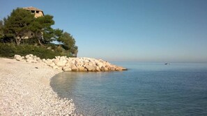 På stranden og solsenger