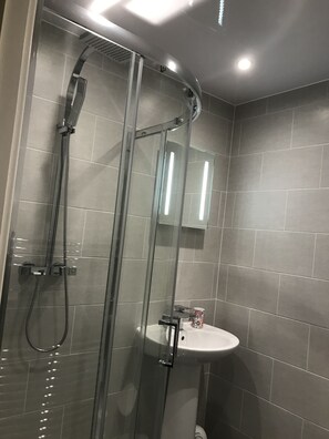 Bathtub, towels, toilet paper