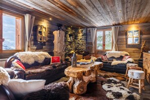 Televisie, een open haard, videospelletjes en een dvd-speler