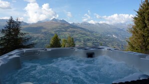 Un jacuzzi con vistas a la montaña.