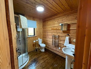 Een douche, een haardroger, handdoeken