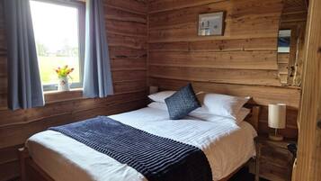 3 bedrooms, free WiFi, bed sheets, wheelchair access