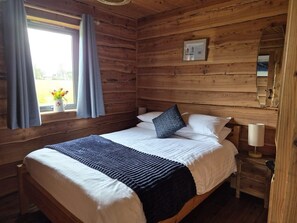 3 bedrooms, free WiFi, bed sheets, wheelchair access