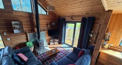 Bluebell Cabin - Charming, Well Equipped Log Cabin with hot tub & free wi-fi.