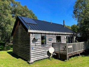 Exterior - Bluebell Cabin - Charming, Well Equipped Log Cabin with hot tub & free wi-fi. (Taynuilt)