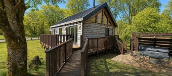 Bluebell Cabin - Charming, Well Equipped Log Cabin with hot tub & free wi-fi.